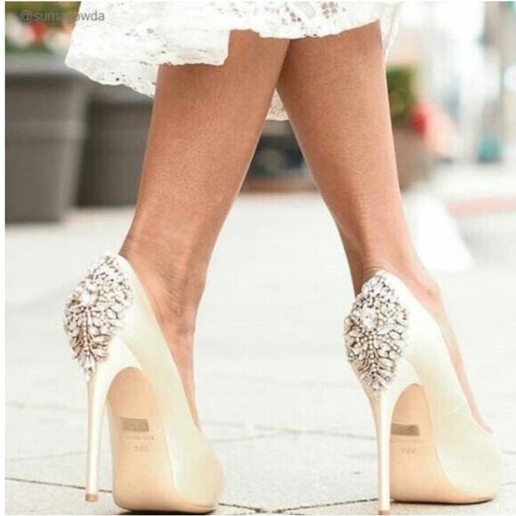 Badgley Mischka Shoes - Badgley Mischka Kiara Ivory Crystal Back Wedding Formal Stilettos size 6.5
